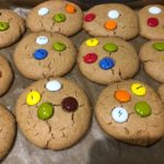 Galletas de mantequilla de maní con M&Ms